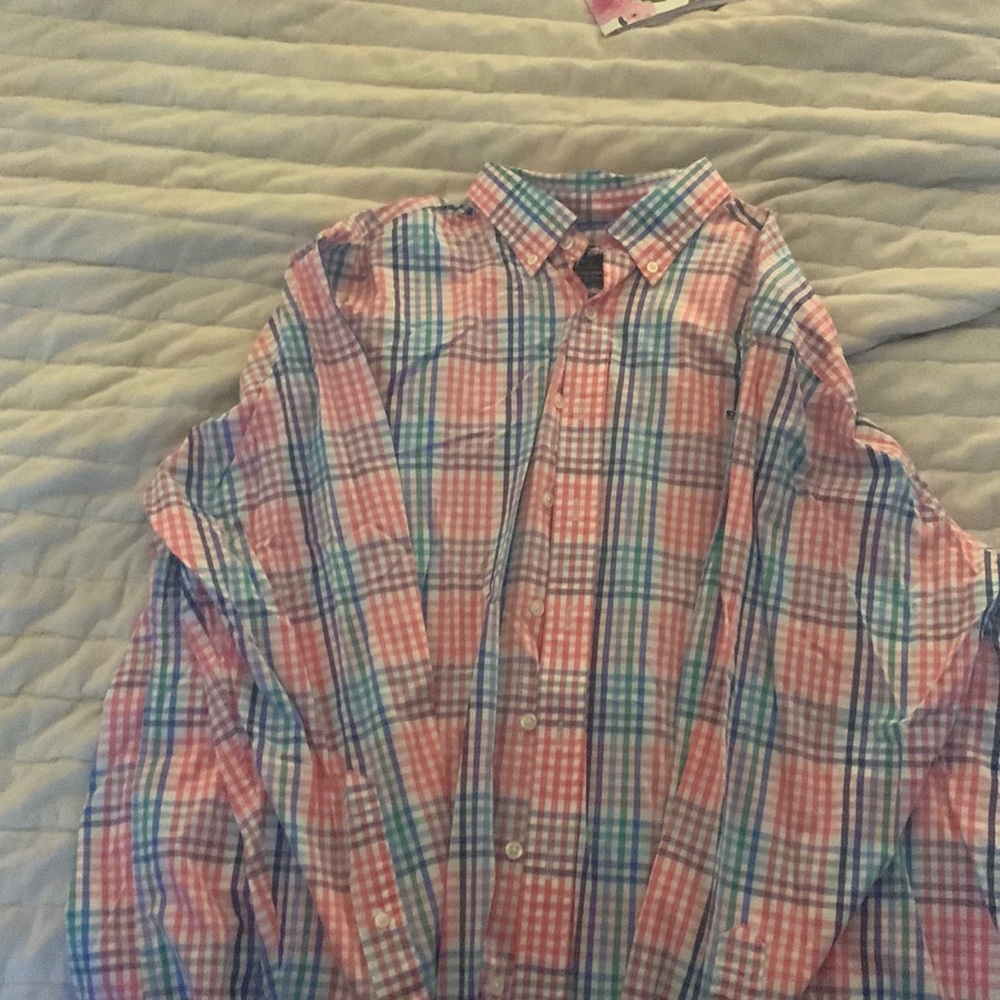 Men’s vineyard vines collared shirt in great condition.